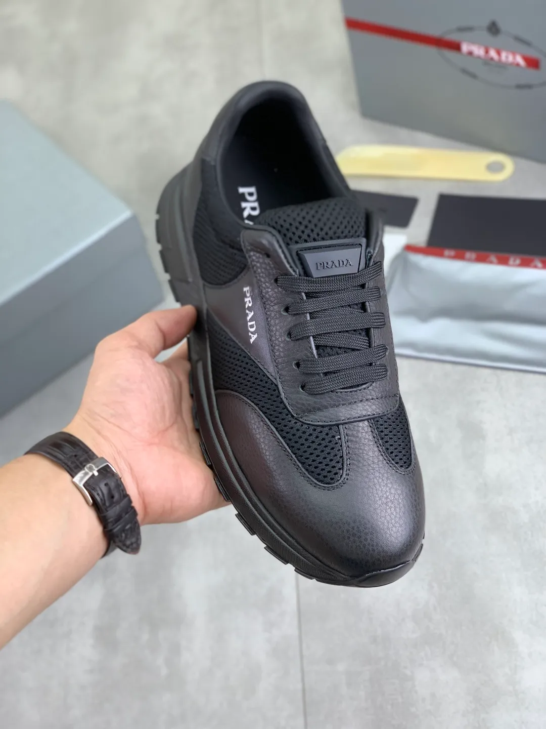 Men's Men's Shoes 💰P560 💰【New Style】 The latest model of high-quality PRADA classic men's shoes has been launched on the official website at a 1:1 replica, synchronized in Hong Kong and on the same catwalk; all made of calfskin➕imported cowhide lining, 🍡🍡original rubber outsole, non-slip and wear-resistant; comfortable on the feet, attractive style, fine workmanship, and simple and neat shoe lasts, highlighting a man's courage and toughness, 👍size 38 to 44 (45 can be customized) black White color🉑️choose